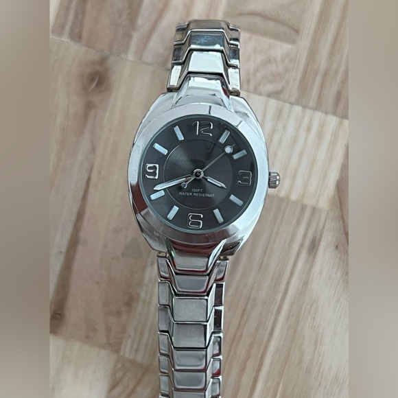 Stainless Ladies Watch Black Dial Stainless Luminous Hands Markers - Picture 3 of 13